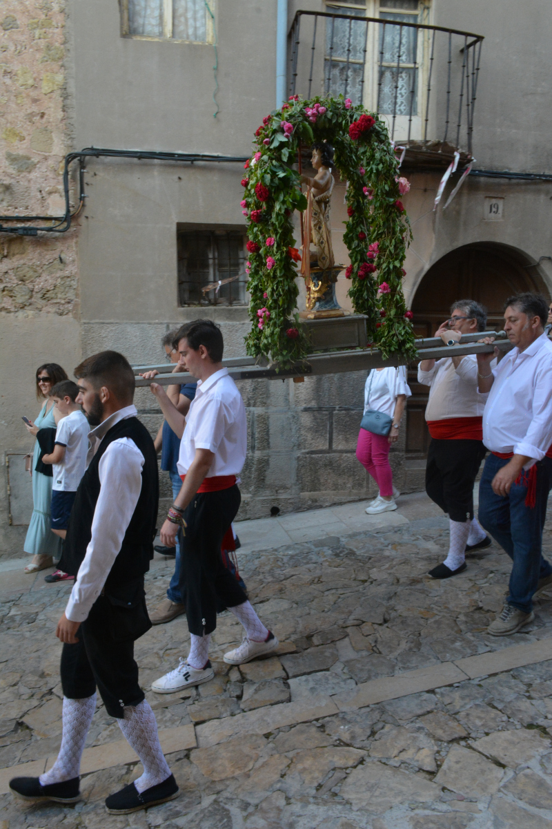 Vista del paso procesional con los portadores vestidos a la usanza tradicional